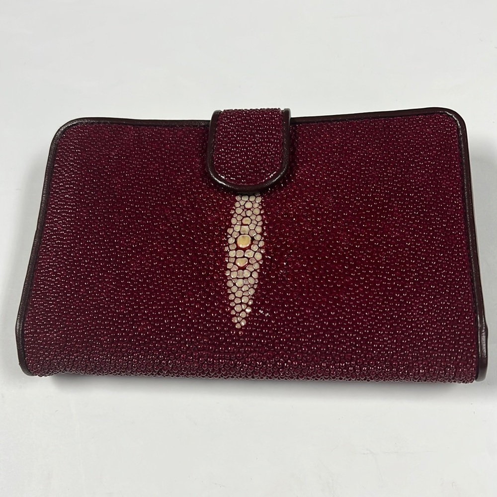Genuine Stingray Bifold Snap with Kisslock Change Compartment Wallet